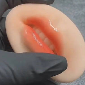 Hàng Mới Về Khuôn Làm Đỏ Da Ánh Sáng Mềm 5D Trang Điểm Vĩnh Viễn Môi Silicon Thực Hành Môi 3D Chân Thực Hoàn Toàn - Product Image 1