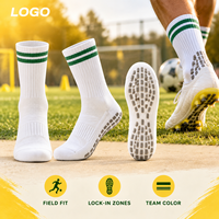 Chaussettes de football renforcées antidérapantes à double grip blanc, rayures vertes sur les poignets, ajustement sûr, profil fin, avec base de crampons, tableau des tailles