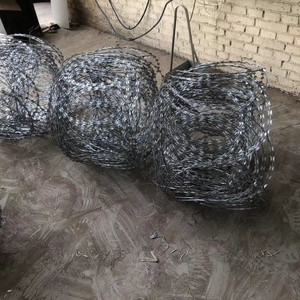 Fil de fer <span class=keywords><strong>barbelé</strong></span> galvanisé à chaud, tension 10 kg, durable, respectueux de l'environnement, pour clôture de construction, protection renforcée - Product Image 4