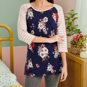Hauts de maternité doux avec des t-shirts à fleurs d'accès aux soins infirmiers pour un confort quotidien - Product Image 1