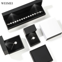 WeiMei personnalisé logo en velours noir led pendentif bracelet collier boucle d'oreille anneau pu cuir ensemble de bijoux avec la lumière