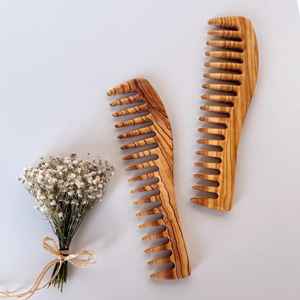 Peigne traditionnel en corne naturelle fait à la main pour un soin des cheveux longue durée réduit les frisottis et améliore la texture des cheveux - Product Image 3