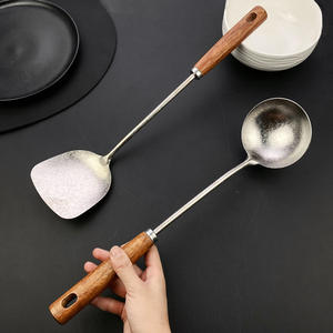 Ensemble spatule et cuillère en titane pur avec manche en bois, résistant à la chaleur, pour faire sauter et cuire le riz - Product Image 5