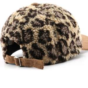 Casquette tendance avec fourrure d'agneau rétro personnalisée, broderie personnalisée d'hiver, casquette de baseball en laine d'agneau chaude d'hiver - Product Image 4