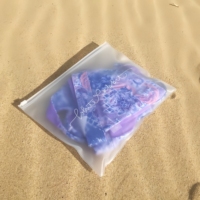 Sac d'emballage pour maillots de bain en PVC givré avec logo personnalisé imprimé et fermeture éclair noire pour les marques de maillots de bain et de bikinis
