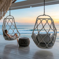 Fauteuil suspendu œuf de luxe blanc avec coussin, hamac fixé au plafond pour balcon extérieur et complexe hôtelier