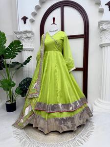 ชุดอานาร์กาลีสีเขียวแบบปากีสถาน ผ้าไหมผสม ชุดอานาร์กาลีปักลายแขนยาว พร้อมผ้าคลุมไหล่ สำหรับงานปาร์ตี้ - Product Image 1