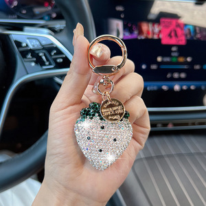 Nouveau type de porte-clés <span class=keywords><strong>fraise</strong></span> diamant en argile céramique, décoration de sac à la mode, pendentif brillant, porte-clés cadeau en gros - Product Image 4