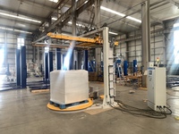 Machine d'emballage de palettes avec distributeur de feuilles supérieures