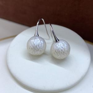 ต่างหูมุกทรงหยดน้ำ 11-12 มม. สีขาวแกะสลักทรงกลม เงินสเตอร์ลิง แฟชั่นคลาสสิกสำหรับผู้หญิง - Product Image 3