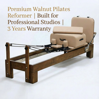 Machine de Pilates classique en noyer, modèle large, lit central en cuir artificiel pour la musculation et le fitness