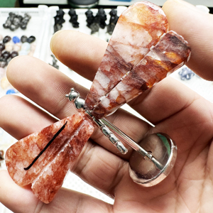 Cristal de cuarzo hematoides rojo al por mayor con forma de libélula [boho], piedra decorativa para atraer la riqueza, virutas de piedra en bruto talladas, mineral - Product Image 5