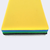 Feuille de plastique ondulé PP personnalisée 4x8 en blanc, noir, bleu, jaune et vert pour la publicité et l'emballage