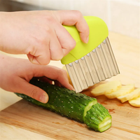 Handmatige aardappelchipsnijder van roestvrij staal met plastic handvat, gegolfde snijder voor groenten, voor de keuken