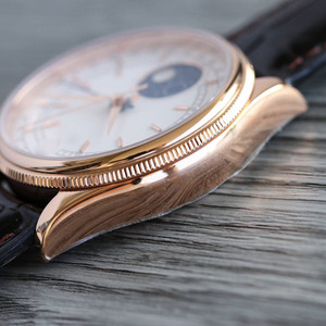 Nuovo Modello di Orologio da Uomo Tutto in Oro Rosa e Oro Rosso con Tecnologia Avanzata, Cinturino in Pelle Italiana Nera e Fasi Lunari - Product Image 5