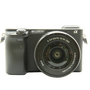 Appareil photo d'occasion SO-NY A6400 + objectif 16-50, enregistrement 4K en direct, avec batterie, chargeur et bandoulière - Product Image 1