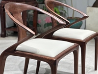 Chaises en noyer papillon et semi-circulaires - Ensemble sculptural en bois massif pour compléter les tables à grandes dalles
