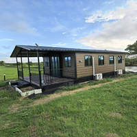 Casa Contenedor Expandible de Lujo, Moderna, Prefabricada y Modular con Terraza y Techo a Dos Aguas para Vivir en el Jardín