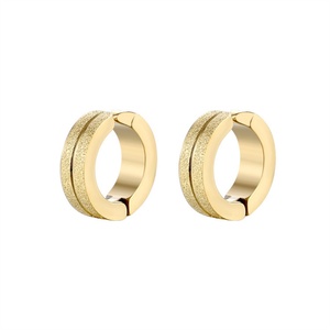 Boucles d'oreilles créoles en acier inoxydable pour hommes, anti-ternissement, avec breloque, style clip-on - Product Image 1