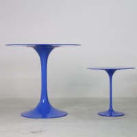 Mesa de té de tulipán de color personalizado, mesa de centro lateral de jardín colorida, mesas y sillas redondas de tulipán con tapa de fibra de vidrio