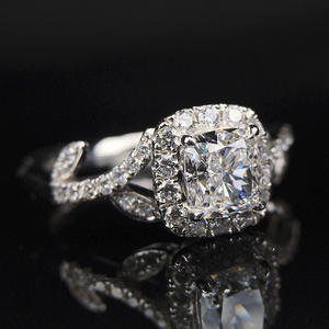 Anello Q574 in Oro Bianco con Diamante Taglio Cushion Naturale Colore D, Gioiello da Donna per Fidanzamento - Product Image 2