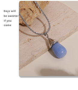 Collier pendentif en résine multicolores pour femmes |   Acier inoxydable plaqué or 18K PVD |   Imperméable, hypoallergénique et inaltérable - Product Image 6