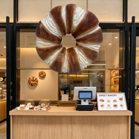 Sculpture de beignet lumineuse personnalisable en fibre de verre renforcée, présentoir sur pied pour pâtisserie