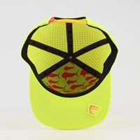 Casquette Snapback 5 Panneaux en Jersey Performance Perforée à Trous Laser, Visière Plate, Logo Brodé Plat Personnalisé, Patch en Caoutchouc – Vente en Gros