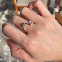 Bijou raffiné Good Century en or 14 carats avec deux diamants de laboratoire taille ronde, sertis sur trois griffes, entrelacés symétriquement, pour une touche romantique éternelle