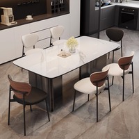 Style minimaliste moderne : la combinaison parfaite d'une table à manger gris foncé et de sièges en cuir.