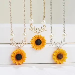 Yiwu Fashion Lucky Leaf Pendant Sun Flower Necklace Gold Silver Plated Artificial Pearl Sunflower Necklace