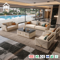 Ensemble de canapés modernes haut de gamme avec revêtement crème, bordure dorée, panneau latéral et table basse en marbre – Fourniture pour projets de villas et de manoirs