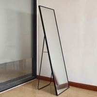 Miroir sur pied de luxe contemporain tendance 2025 avec cadre en métal noir, grand miroir décoratif pleine longueur pour chambre et salon