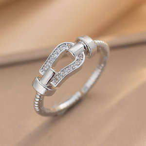 Anillo de cobre dorado mate estilo minimalista metropolitano de edición alta con hebilla de herradura y acabado de alambre, elegante y a la moda. - Product Image 3