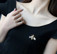Broche Abeille Mignonne en Alliage Plaqué Or Ornée de Cristaux, Faite à la Main, Luxe Tendance, Idéale pour Mariage et Cadeau de Fête