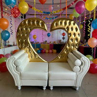 Magnifique chaise double en bois massif en forme de cœur doré avec revêtement en cuir blanc capitonné pour les événements de mariage et les banquets