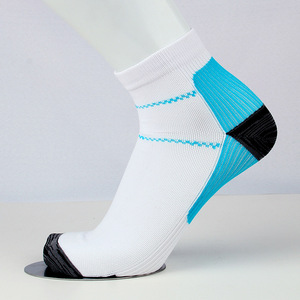 Chaussettes de sport pour hommes, chaussettes de compression élastiques, chaussettes courtes personnalisées avec logo de fascia plantaire pour la course à pied et le football - Product Image 5