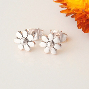 Orecchini a Perno Mini Girasole per Donne, Accessori di Moda Minimalisti Floreali per Uso Quotidiano - Product Image 4