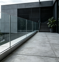 Profilé de balustrade en verre avec base en aluminium noir pour balcon d'hôtel et escalier extérieur
