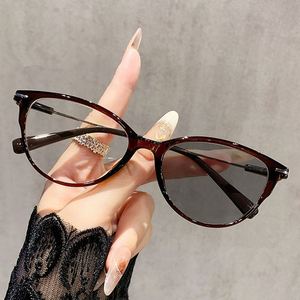 Gafas de Sol Cat Eye con Logotipo Personalizado 2025, Monturas de Gafas Fotocromáticas que Cambian de Color, Anti Luz Azul para Mujer - Product Image 1