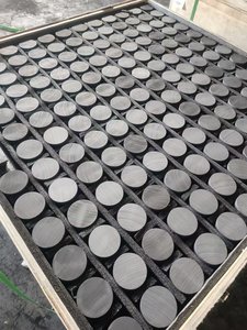 Barra di Grafite Estrusa di Alta Qualità e Resistenza LN, Misure Personalizzate, Utilizzata per Lavorazioni Meccaniche e Altri Prodotti in Grafite - Product Image 1