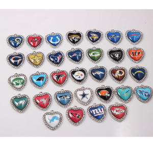 Nuovo arrivo ciondoli da calcio in metallo per collana di strass a forma di cuore per NFL Lover decorazione di scarpe sportive - Product Image 1