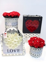 Grand bouquet de fleurs Love's Aurora dans un seau de transport. Boîte cadeau de mariage. Boîte de transport pour la Saint-Valentin.