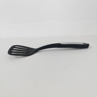 Spatule en nylon résistant à la chaleur, spatule de cuisine antiadhésive de qualité alimentaire avec poignée en TPR pour wok de cuisine