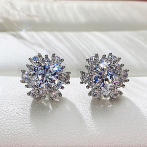 Orecchini a Perno Floreali con Zirconi, Gioielli da Donna con Fiori Completamente Incastonati - Product Image 6