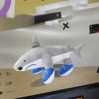 Peluche italienne super douce de 13 pouces, brodée, motif requin amusant, pour enfants, cadeau d'anniversaire et décoration esthétique