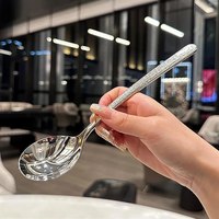 Outils de cuisine créatifs pour hôtels Cuillère en acier inoxydable avec motif de marteau et longue poignée occidentale Ustensile en métal durable