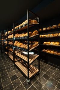 ชั้นวางขนมปังแบบโลหะและไม้สำหรับร้านเบเกอรี่ ตู้โชว์ขนมปัง ชั้นวางขนมปังและขนมอบสำหรับซูเปอร์มาร์เก็ต - Product Image 5