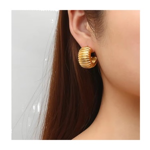 Boucles d'oreilles créoles personnalisées en acier inoxydable plaqué or 18 carats, étanches, uniques, en forme de C, géométriques, vintage, grandes, à rayures - Product Image 2