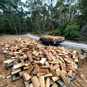 Leña de Roble Seca, Madera Dura de Haya de 33 cm, Secada en Horno para Barbacoas, Estufas y Chimeneas - Product Image 1